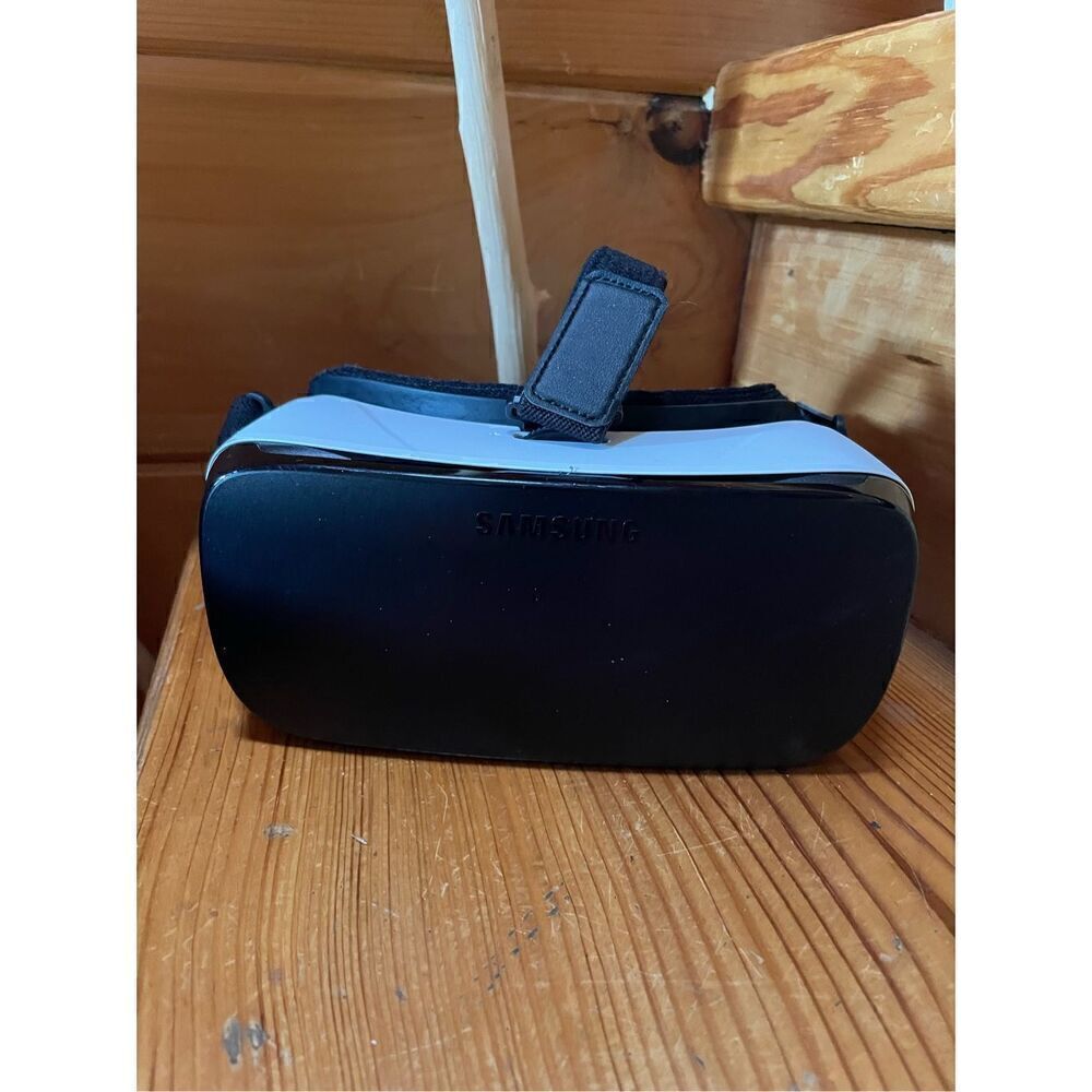 SAMSUNG Gear VR Virtual Reality Oculus Headset Glasses SM-R322 White